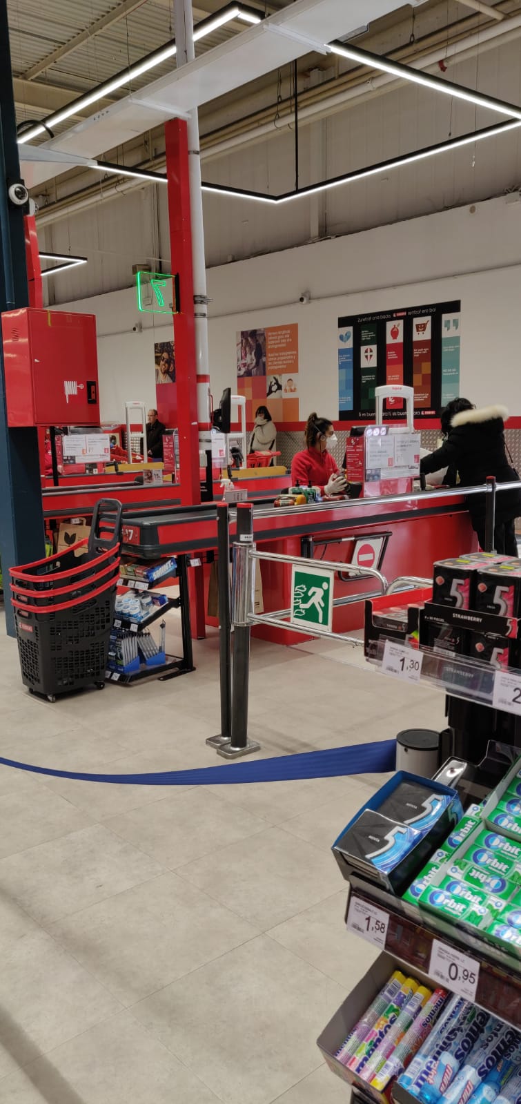 En las cajas de los supermercados, los clientes también guardan las debidas distancias. Clientes y cajeras, con mascarillas y guantes.
