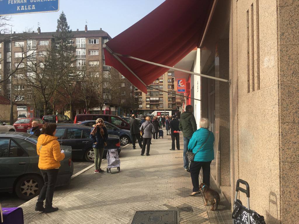 Filas paralelas para la carnicería y el supermercado en la calle Fernán González, en Aranbizkarra.