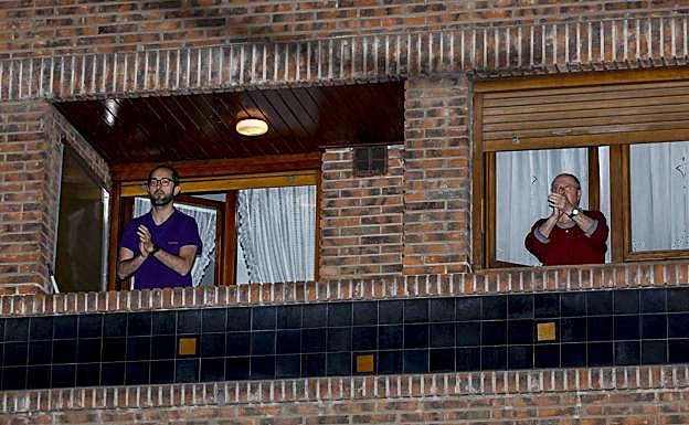 Los vitorianos aplauden desde sus ventanas y algunos incluyen música o cohetes.