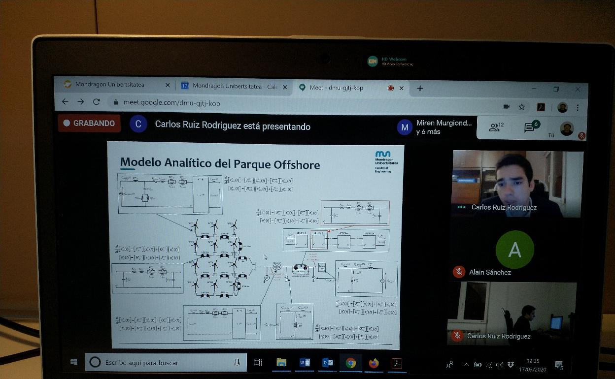 El alumno durante la presentación de la tesis doctoral