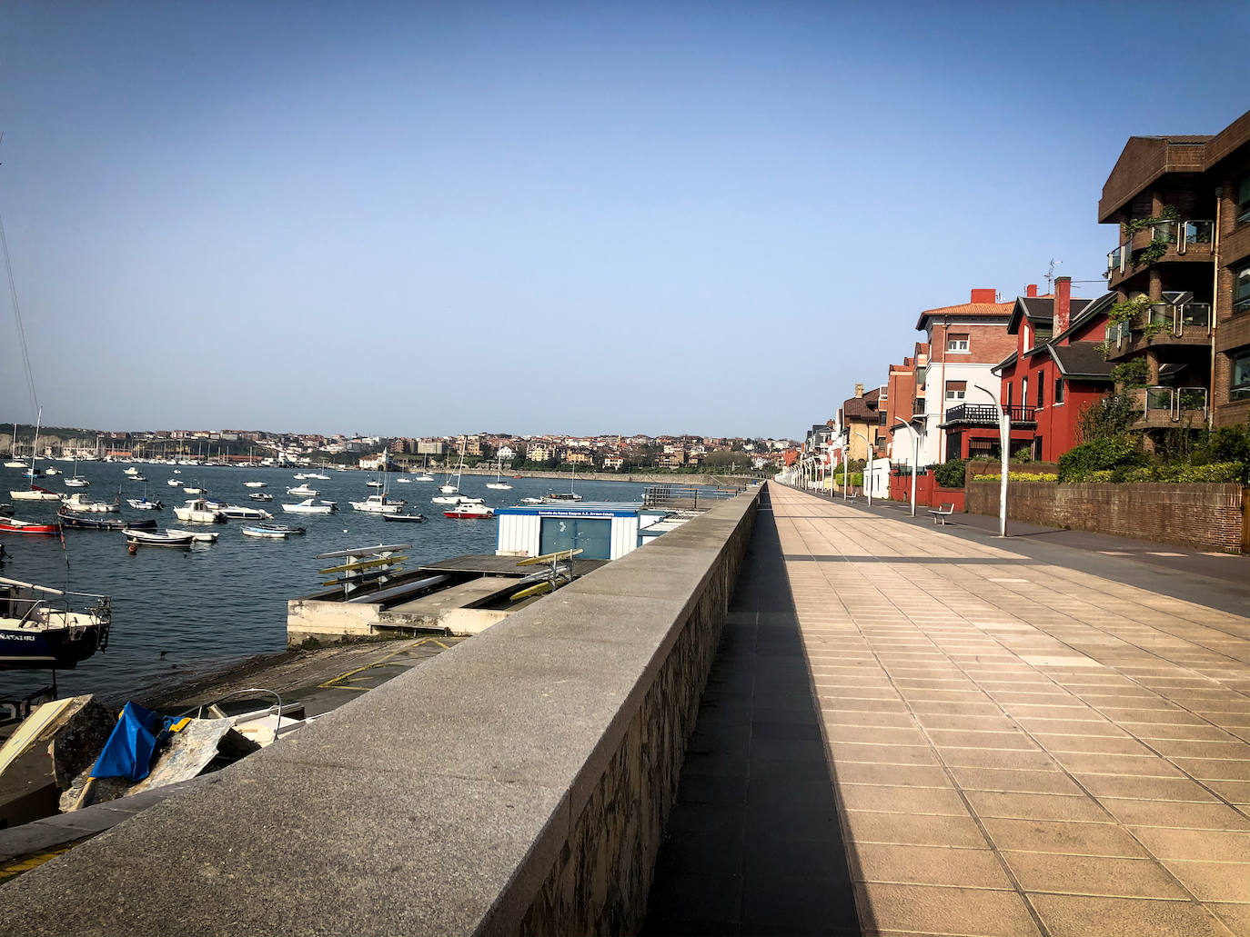 El paseo de la playa de Ereaga, completamente vacío.