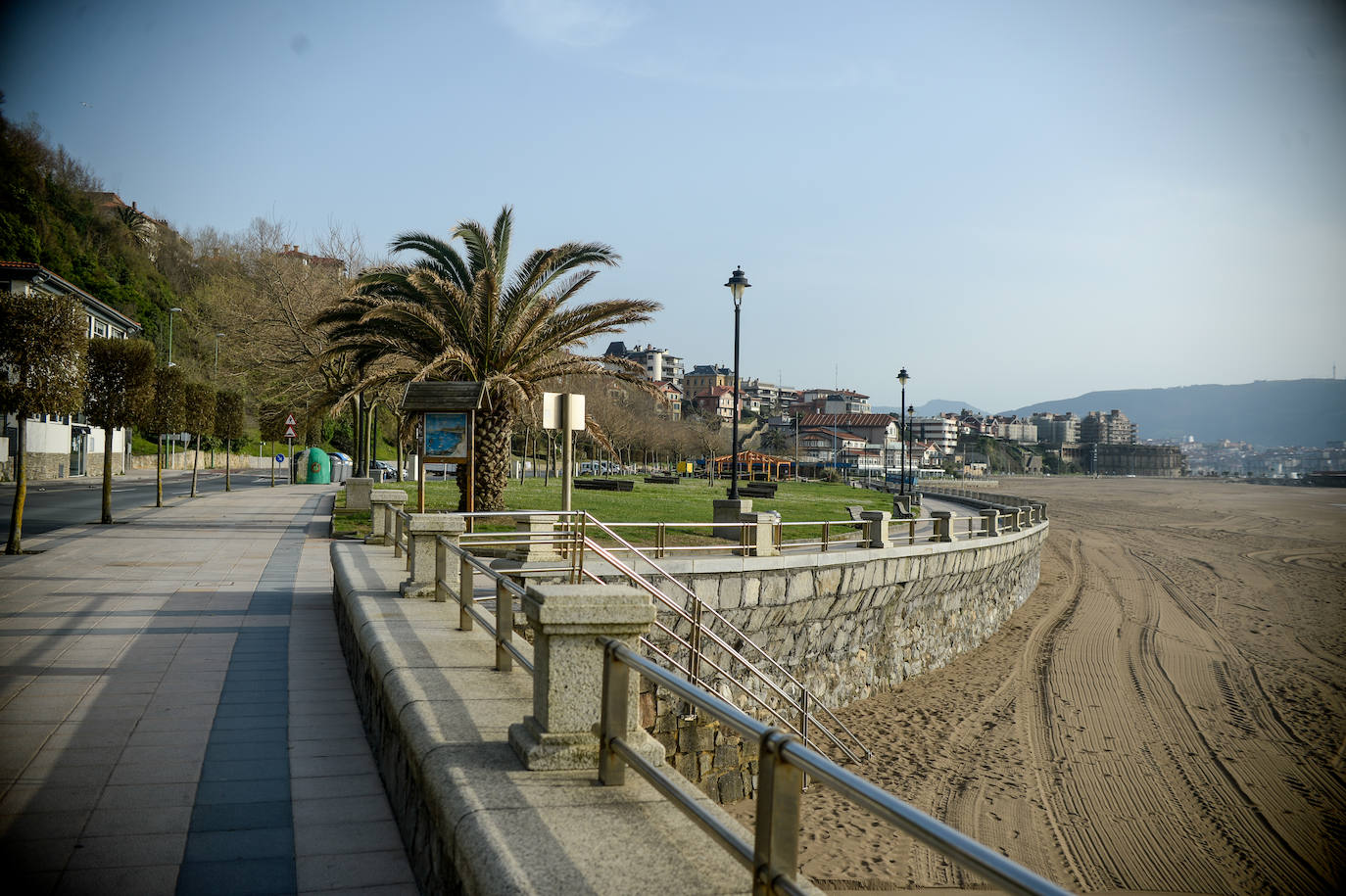 El paseo de la playa de Ereaga, completamente vacío.