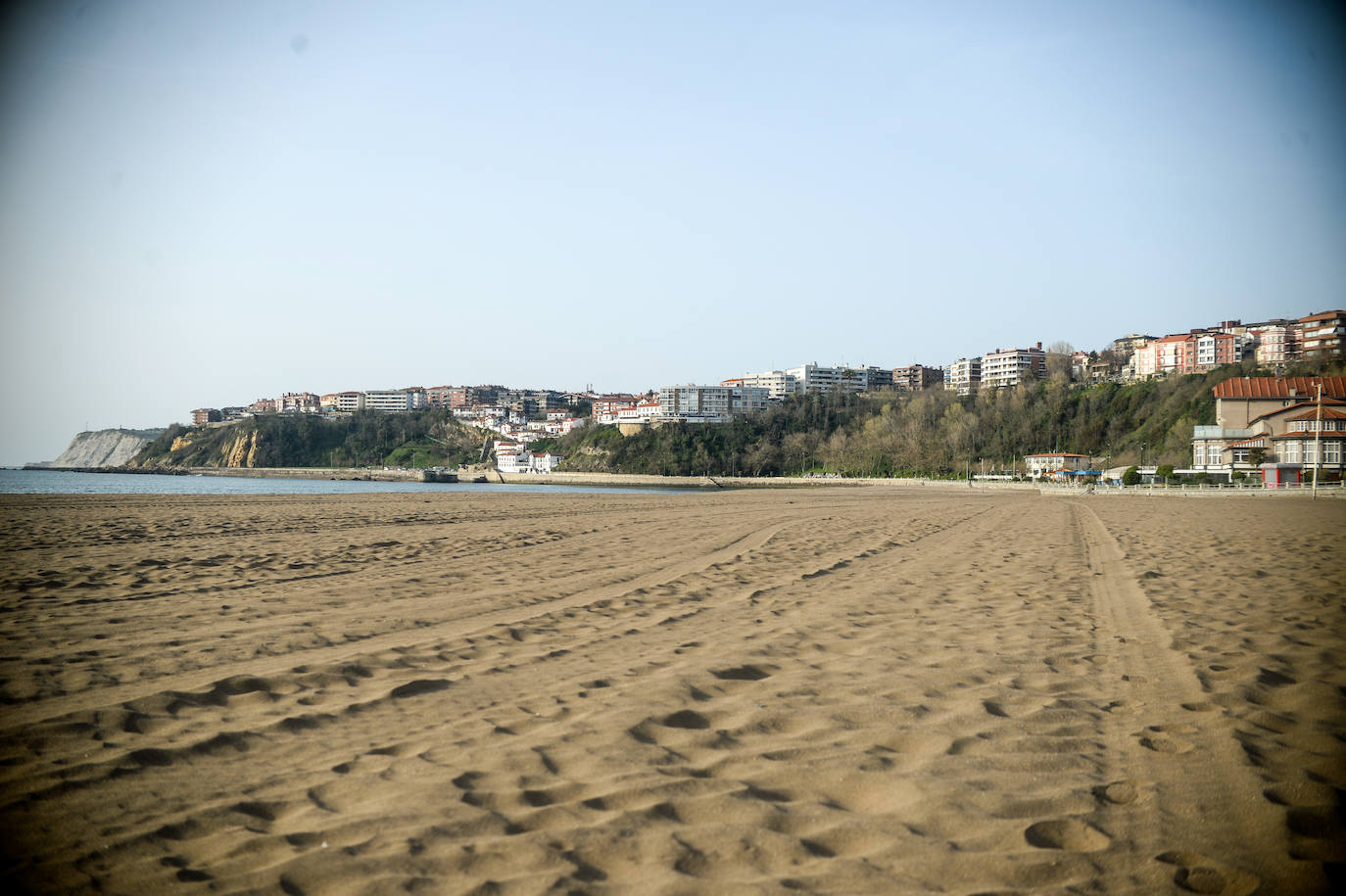 La playa de Ereaga, completamente vacía.