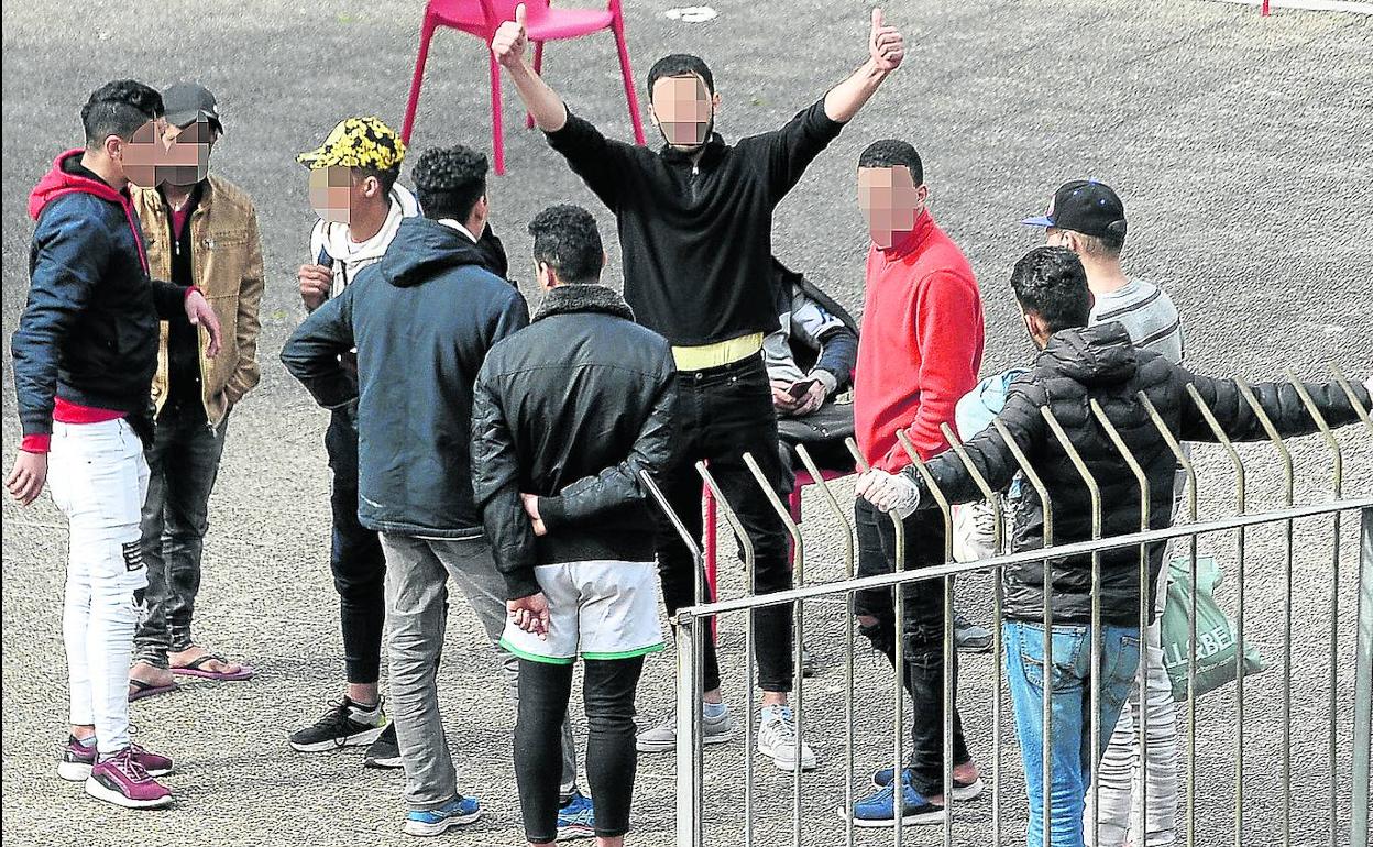 Un grupo de jóvenes, en un campo del polideportivo de Txurdinaga donde ayer se produjo un motín. 