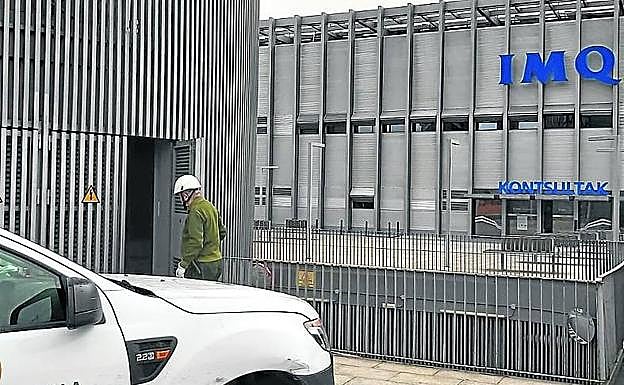 Técnicos de Iberdrola revisan las instalaciones del IMQ en Bilbao.