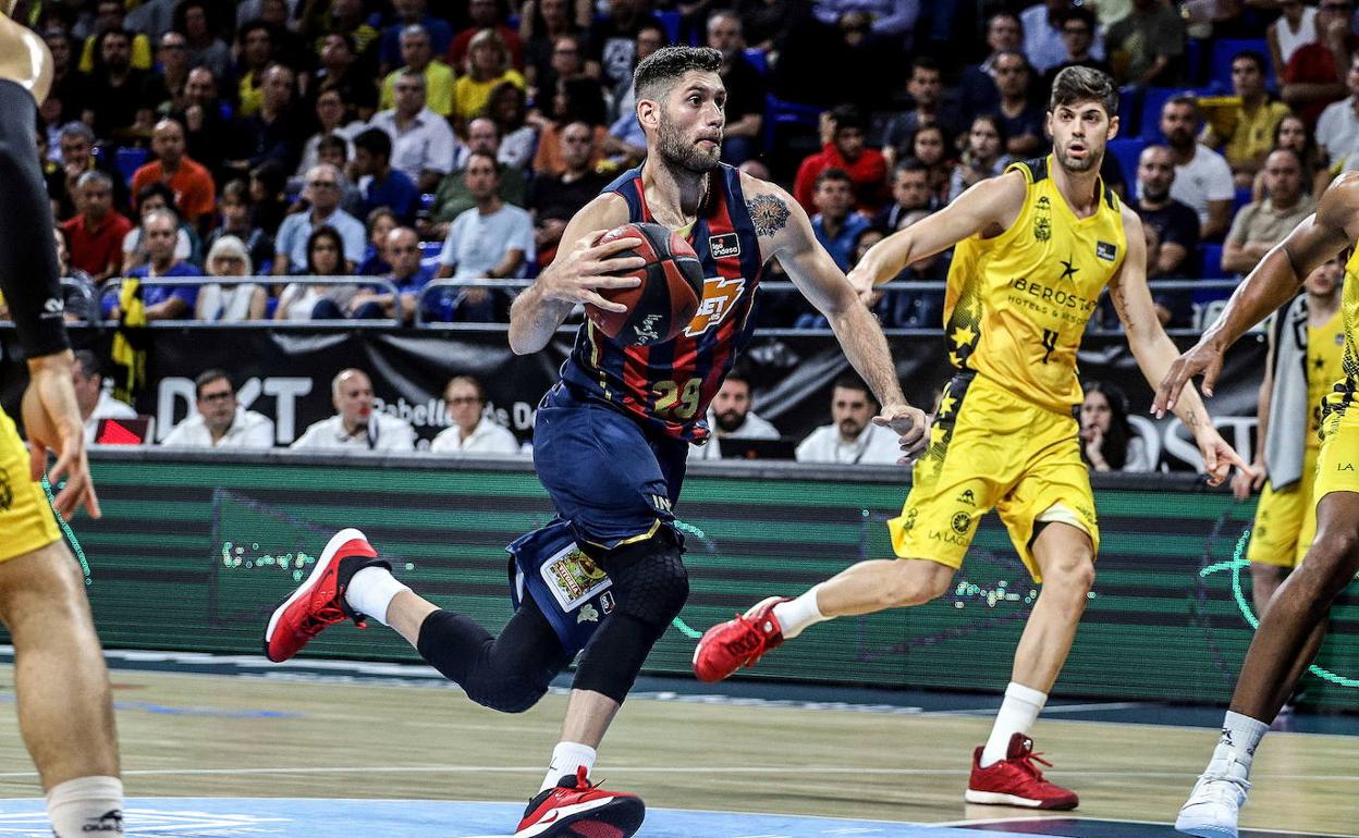 Pato Garino avanza a cancha abierta durante el duelo del inicio de curso frente al Iberostar Tenerife 