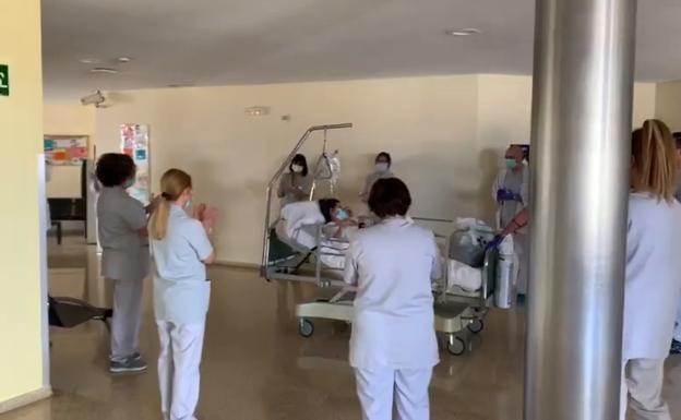 Emocionante recibimiento a una celadora de Txagorritxu que abandona la UCI