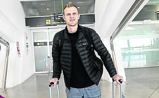 Haws, a su llegada al aeropuerto de Loiu tras su fichaje.