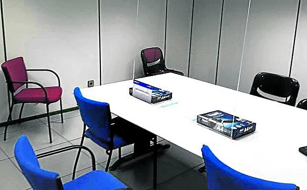 Una mampara colocada en una sala para tomar declaración.