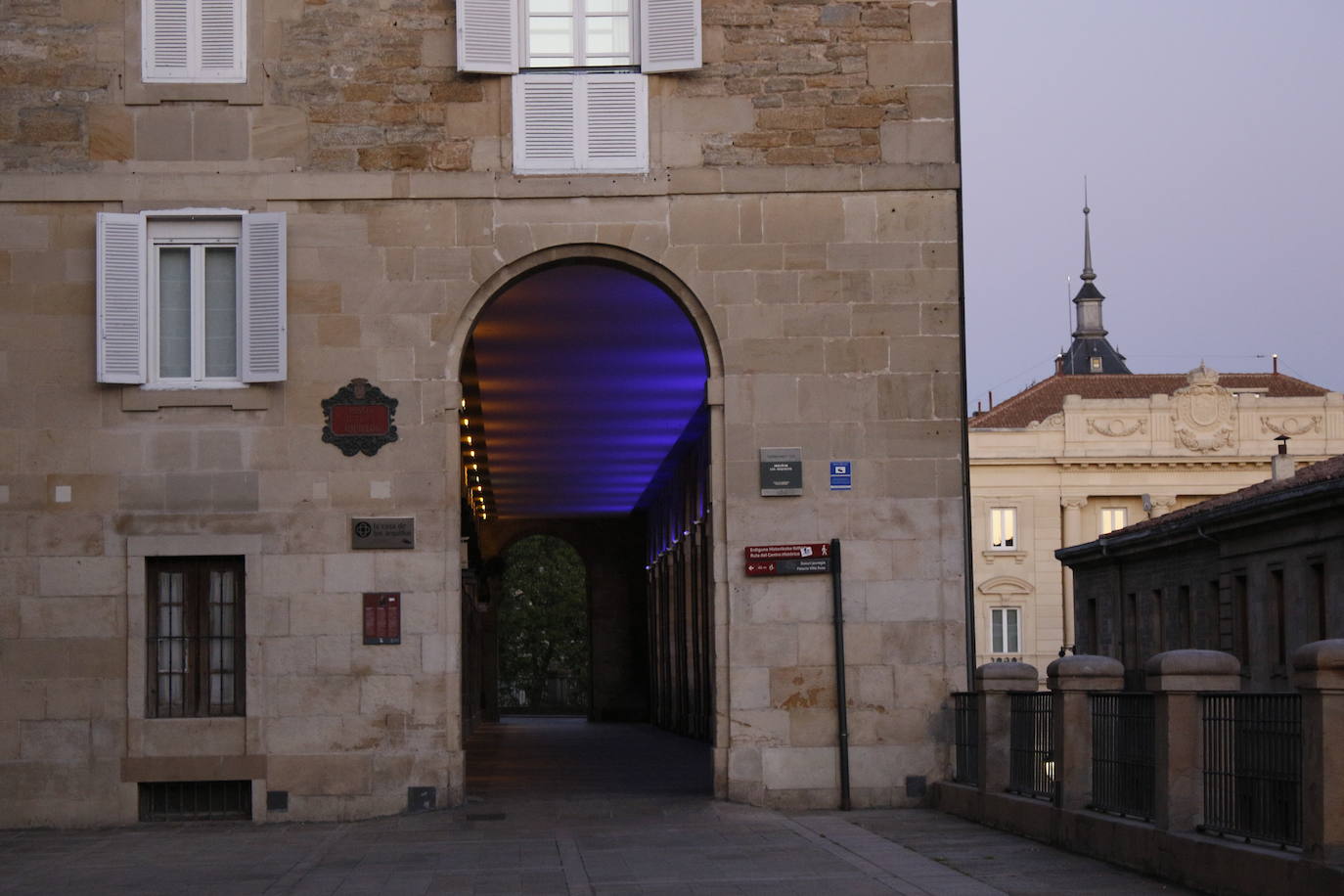 Fotos: El azul ilumina rincones emblemáticos de Vitoria para reconocer la labor de los sanitarios