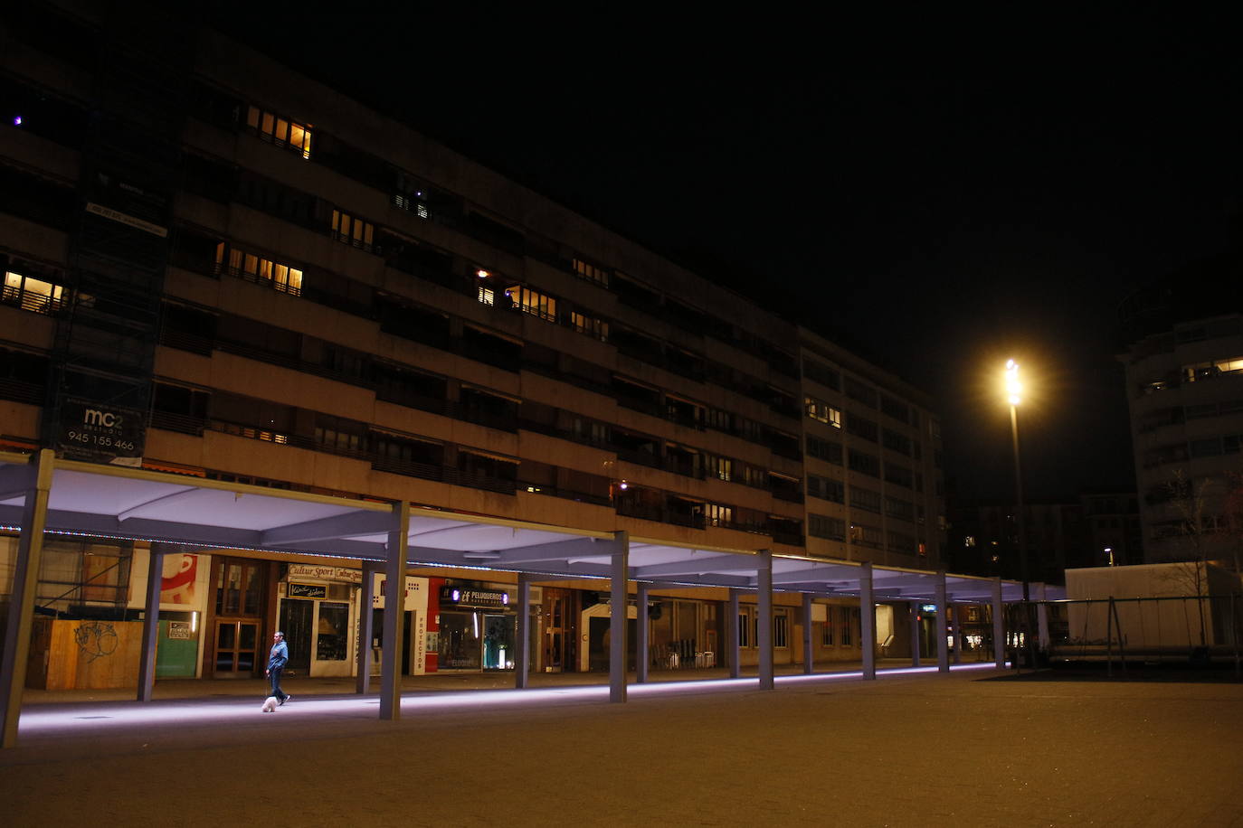 Fotos: El azul ilumina rincones emblemáticos de Vitoria para reconocer la labor de los sanitarios