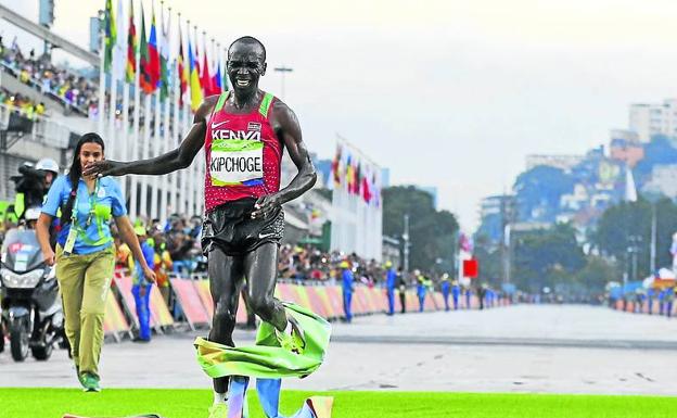 Kipchoge se llevó el maratón de Río, y lo intentará en Tokio en 2021.