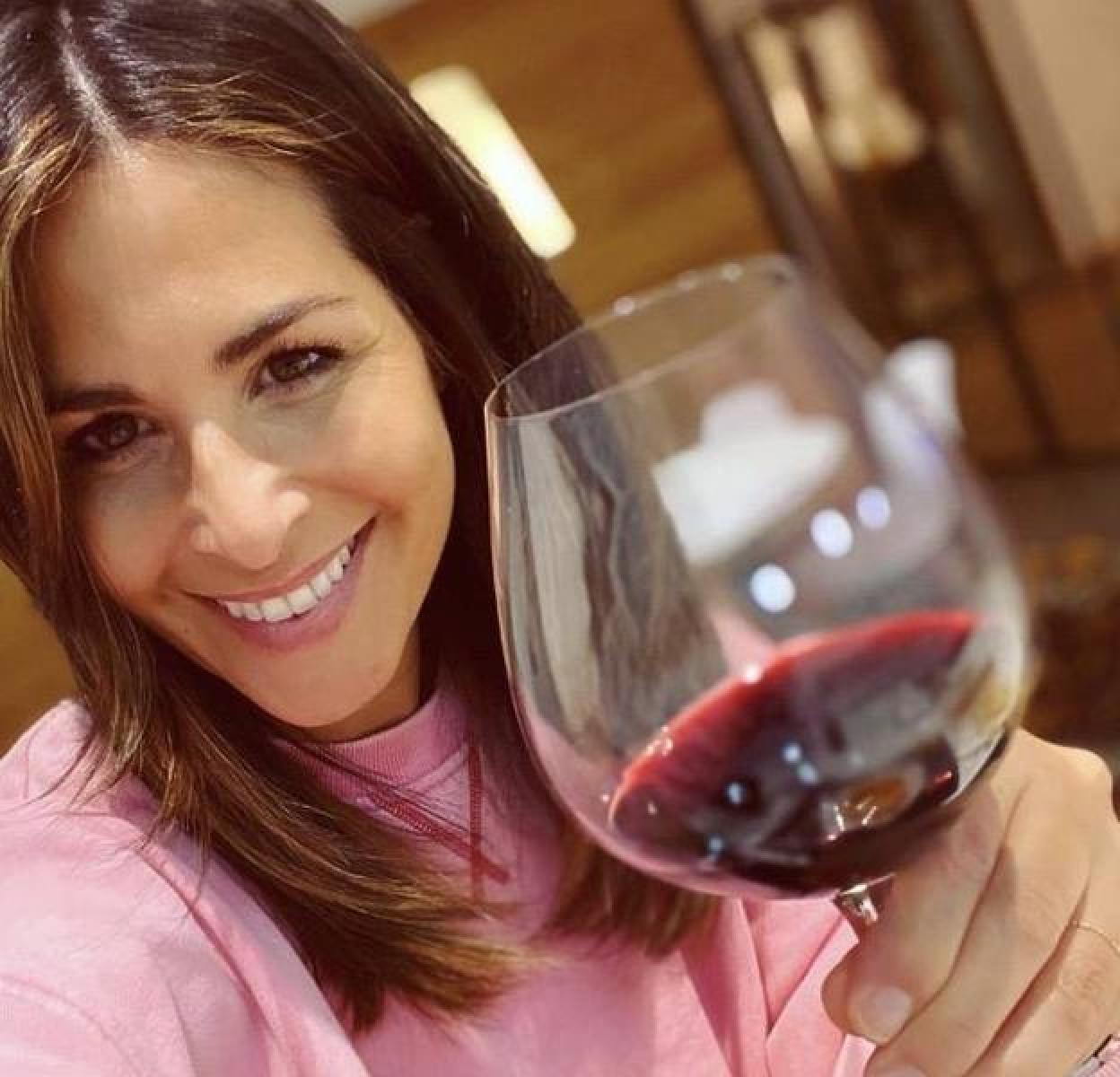 Núria Roca brinda con una copa de vino tinto.