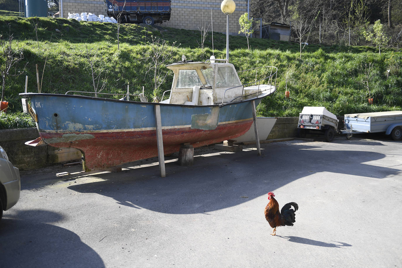 En la explanada delantera del caserío, estos días hay un barco. Una imagen pintoresca que tiene su razón: "Es de un amigo que lo ha traído para arreglarlo".