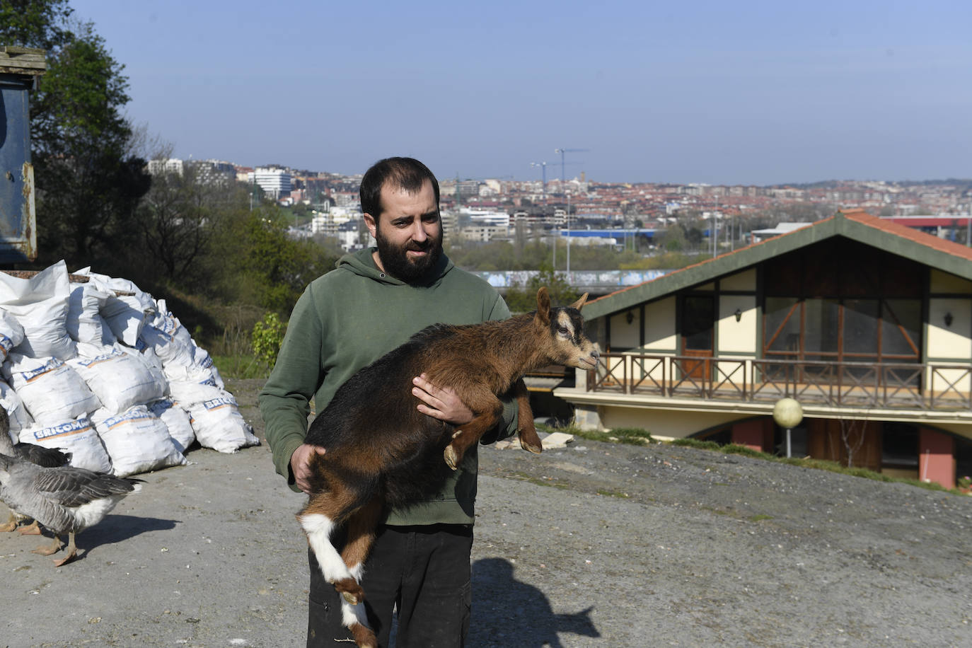 Perros, varias cabras y unos cuantos conejos completan el abanico de animales domésticos de este baserri, ubicado a escasos diez minutos andando de la estación de metro de Aiboa. "Hasta hace poco teníamos cerdos, pero ahora mismo, no". 