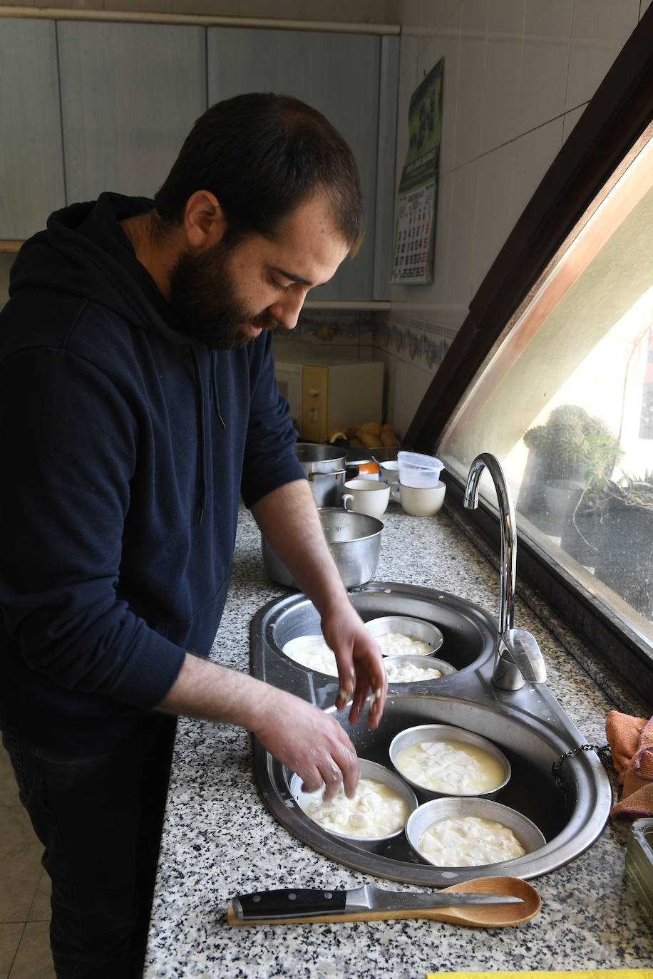Con los excedentes de leche, Beñat hace quesos. Estos días elabora más de lo habitual porque los establecimientos hosteleros están cerrados y ya muy pocos particulares compran el líquido alimentos. "Habitualmente no hacemos muchos y la mayoría son para autoconsumo o para regalar. Estos días estamos haciendo más", confirma el joven mientras trajina con cuajo y queseras. 