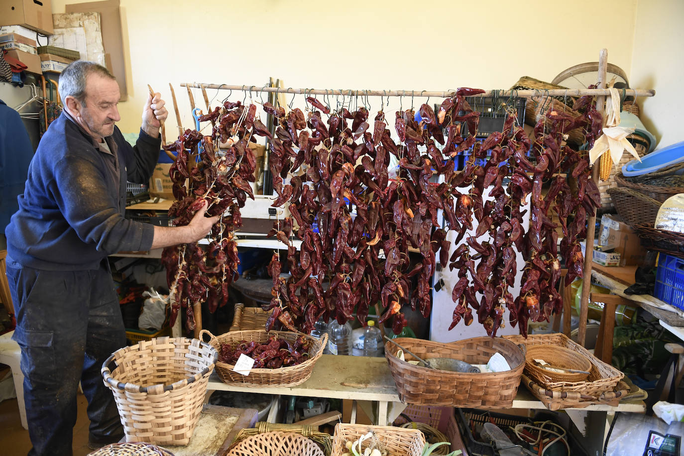 La huerta es la principal fuente de ingresos de esta explotación getxotarra. Al igual que les ha pasado a los supermercados, cuando comenzaron los rumores de un posible confinamiento muchos se acercaron al caserío para comprar provisiones. Tanto es así que ahora mismo "no nos queda de casi nada". 