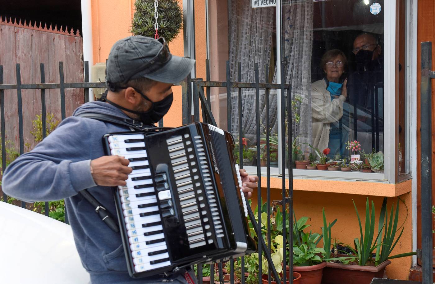 Gonzalo Acuña toca su acordeón para levantar el ánimo de sus padres después de que comienzan a practicar el aislamiento social en su casa para evitar contraer la enfermedad del coronavirus (COVID-19) en Concepción, Chile