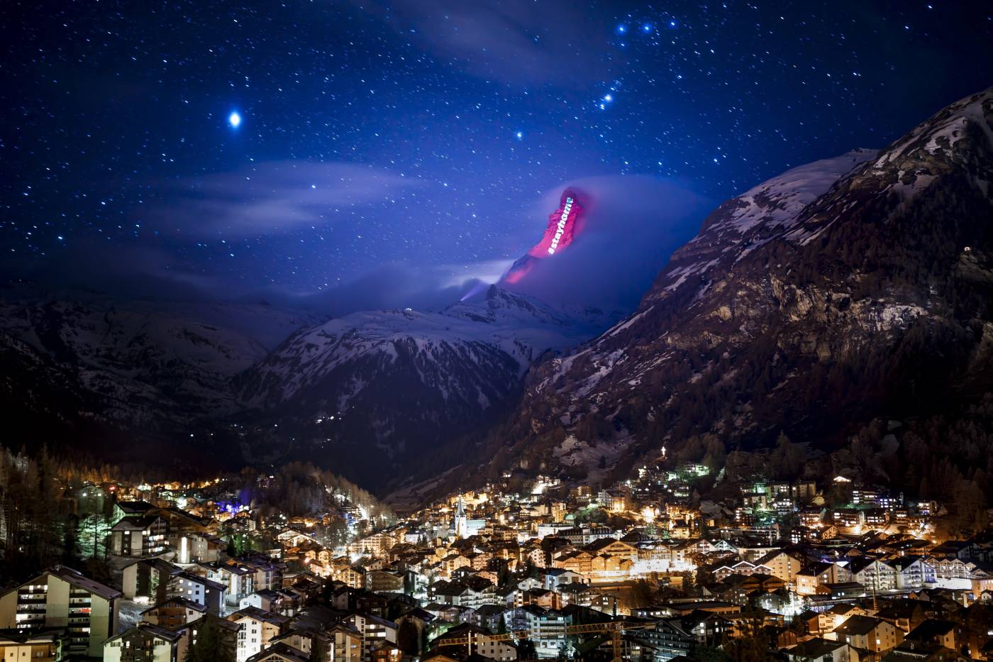 Vista de la montaña Matterhorn iluminada por el artista suizo Gerry Hofstetter para mandar un mensaje de ánimo, esperanza y solidaridad a todos aquellos que están sufriendo los estragos caudados por el coronavirus, en la localidad helvética de Zermatt, Suiza. 