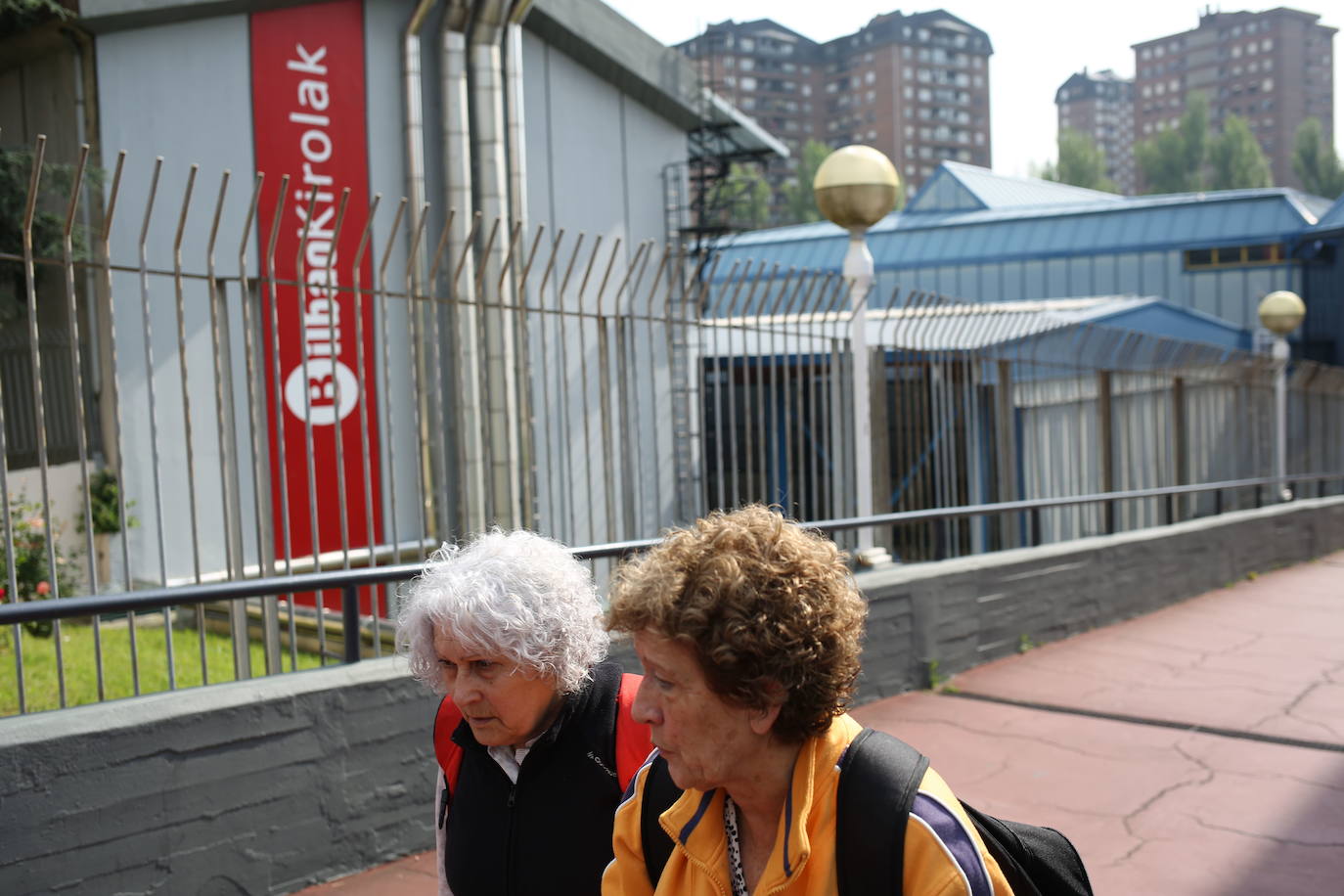 Dos cursillistas salen del polideportivo de Txurdinaga
