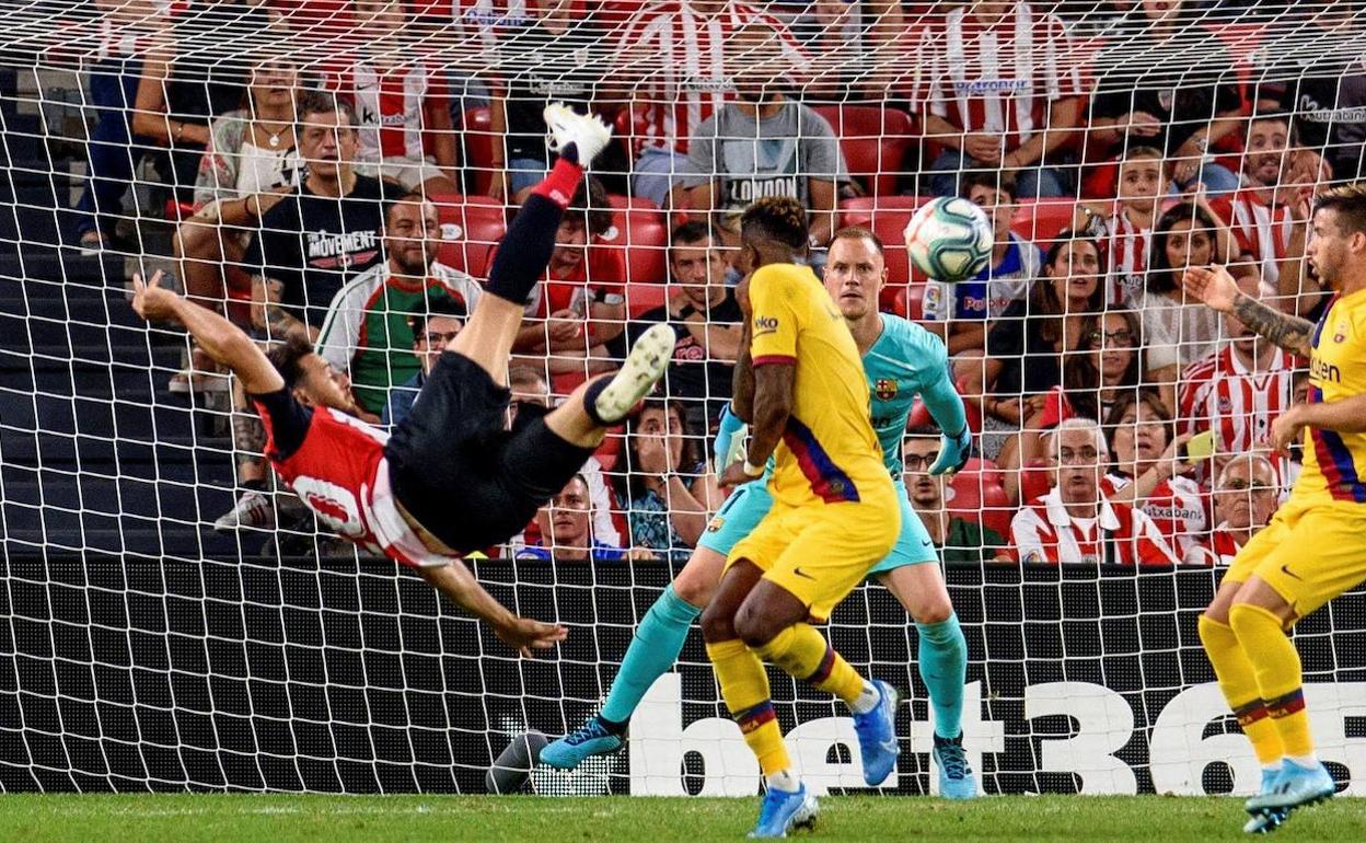 Aduriz marca al Barcelona en el primer partido de la Liga de esta temporada, en agosto