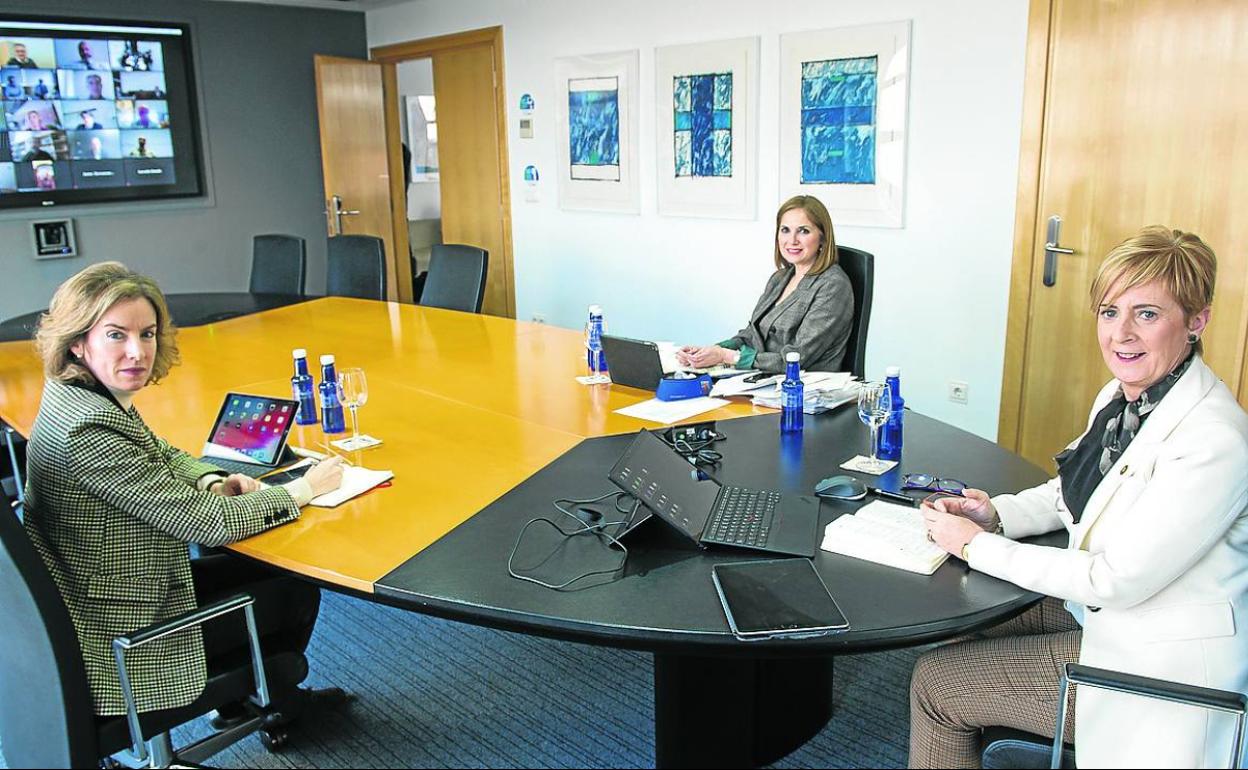 Las consejeras Sonia Pérez, Arantxa Tapia y María Jesús San José, en la reunión telemática de ayer.