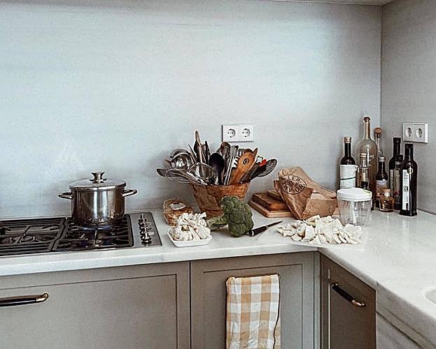 Una cocina con unos alimentos sanos.