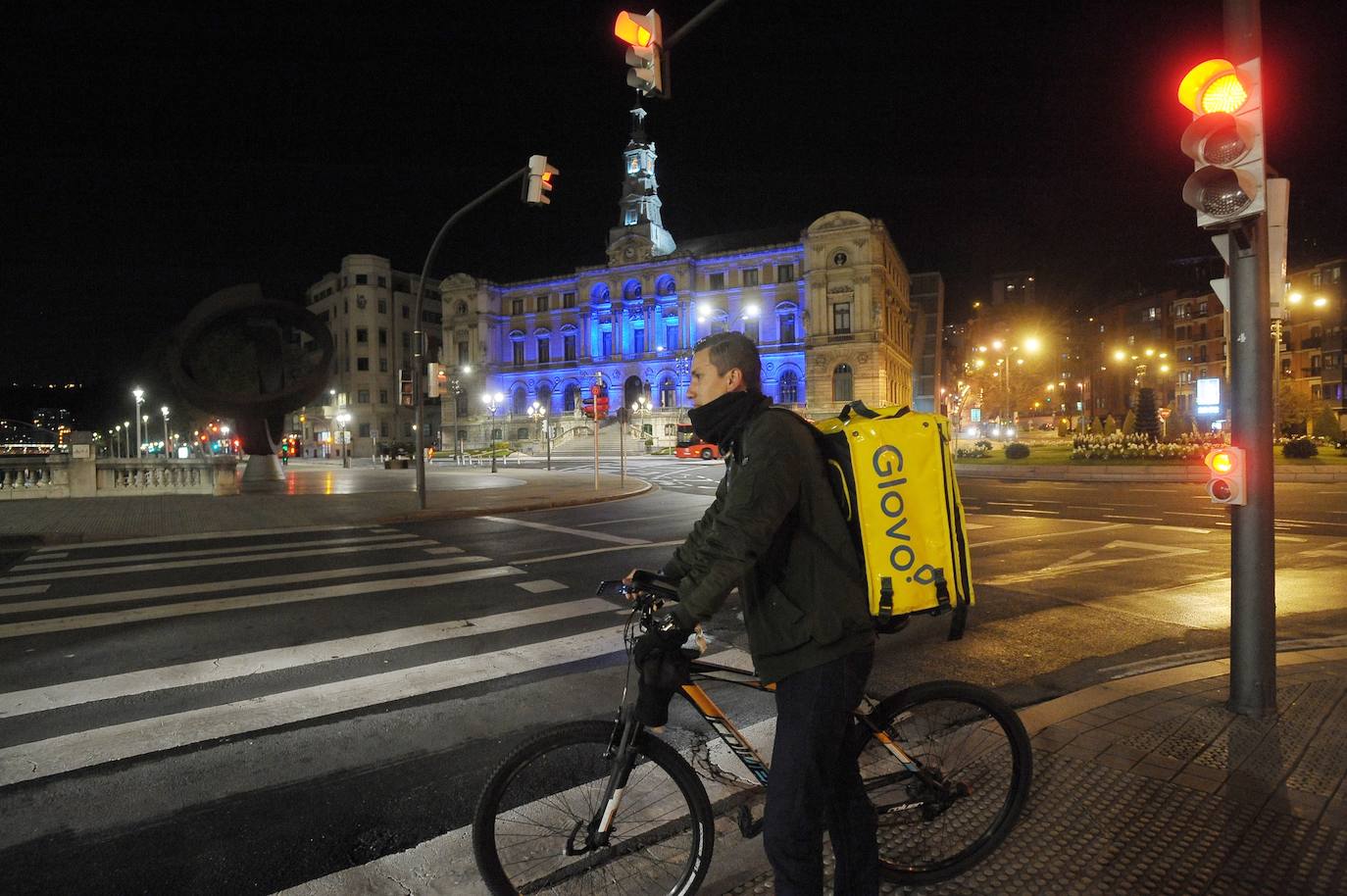 Un solitario repartidor a domicilio en el puente del Ayuntamiento.