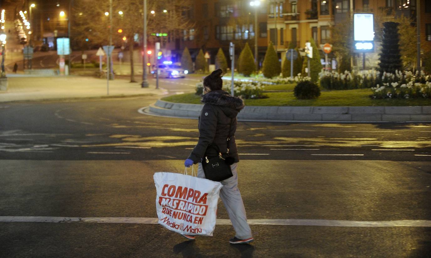 Una mujer cruza por un paso de peatones en las cercanías del Ayuntamiento. 