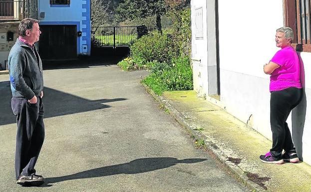 Vecinos de Ubide cruzan unas palabras en la calle, guardando la distancia de seguridad.