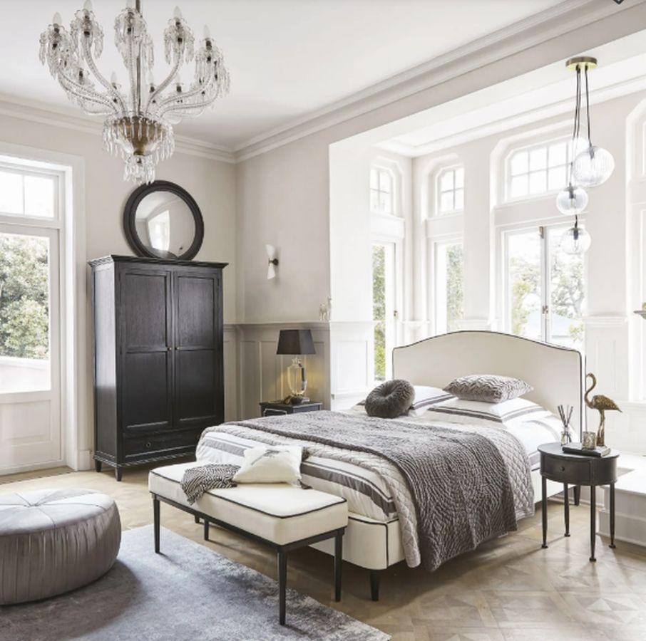 Ésta es la tendencia más clásica y 'chic' del momento. La elegancia que aporta el cabezal de piel en blanco, con el ribete a contraste en negro, encaja a la perfección en una habitación con lámparas y elementos decorativos 