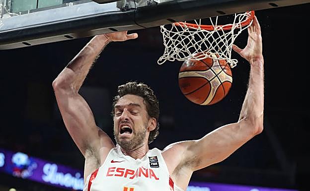 Pau Gasol, baloi bat sartzen saskipean.