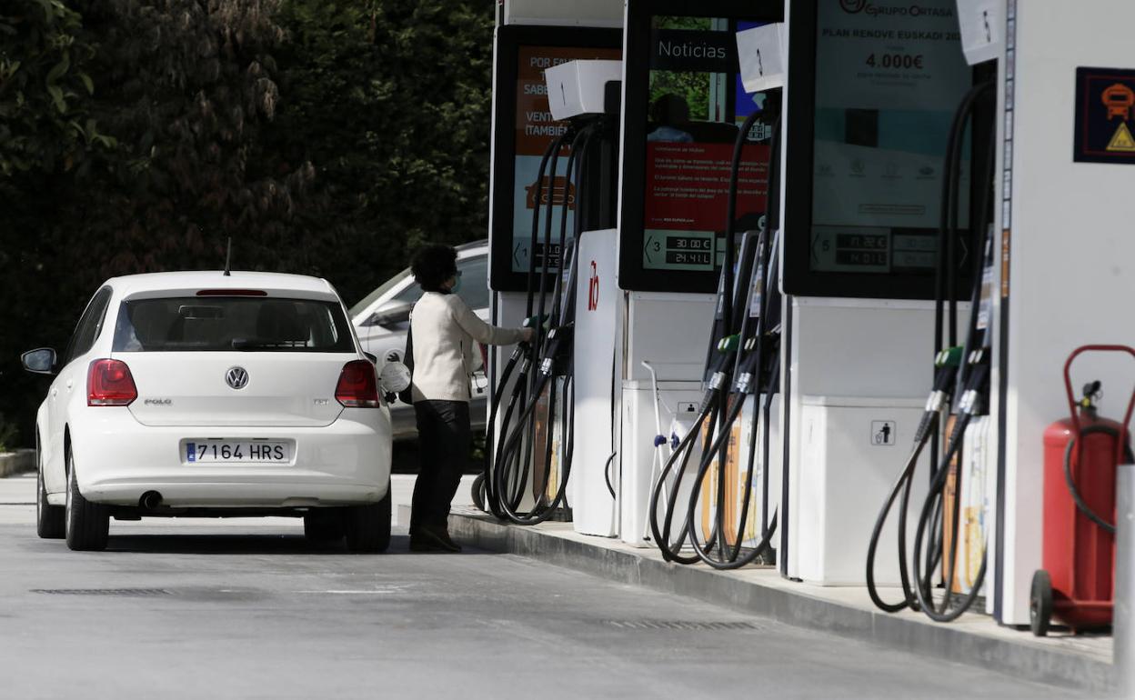 Una mujer echa gasolina en una gasolinera de La Avanzada.