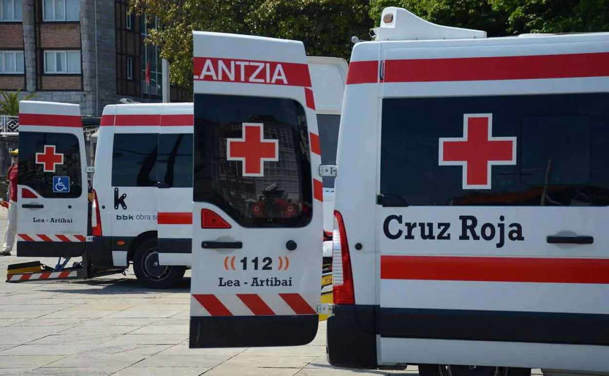 Vehículos de la Cruz Roja en Le Artibai