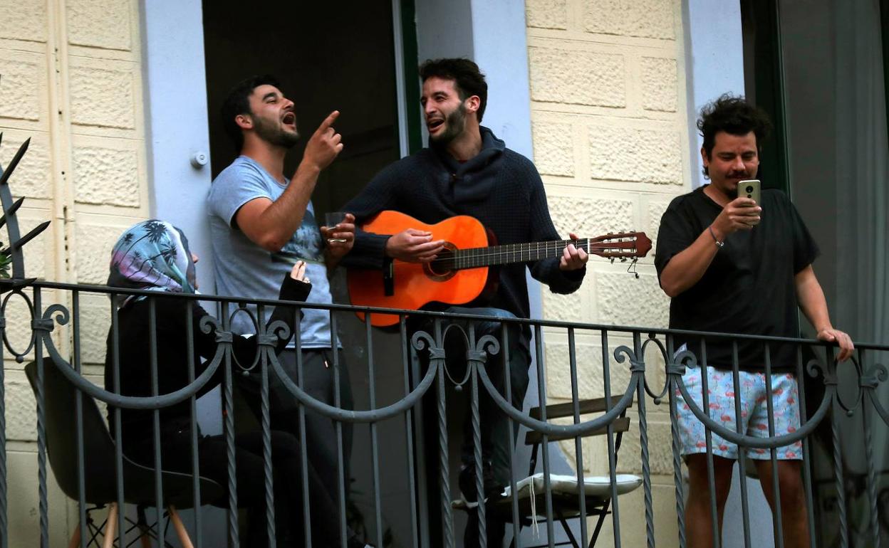 Un grupo de jóvenes canta desde su balcón en una localidad catalana.