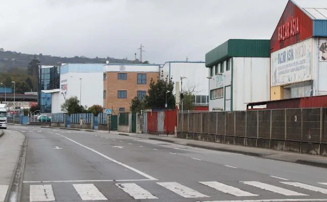 El poligono industrial Espíritu Santo, en Oviedo, ayer, tras las nuevas medidas decretadas por el Gobierno. 