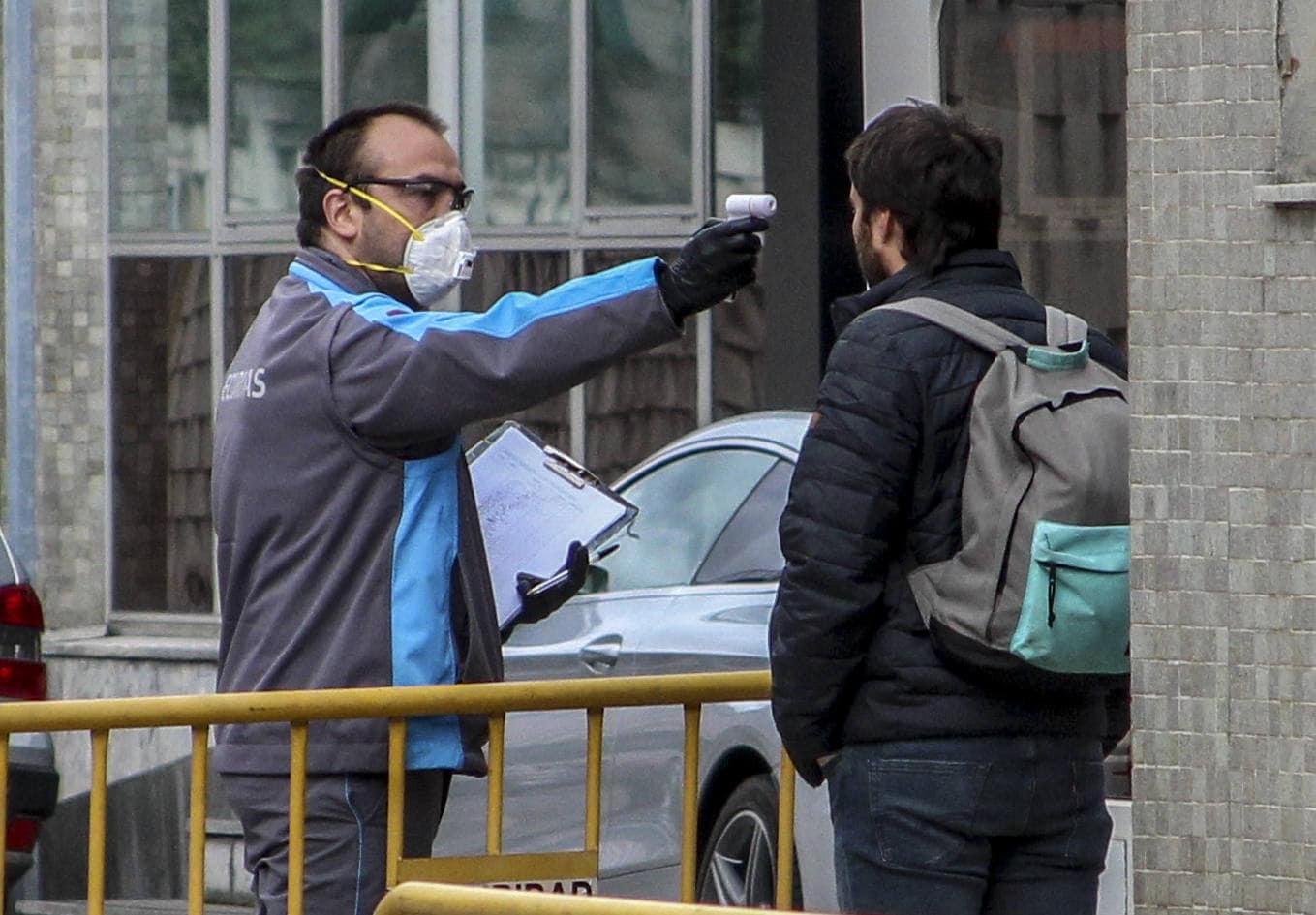 Los trabajajores son sometidos a un control de tempertura en el acceso a la planta de Tubacex en Llodio. 