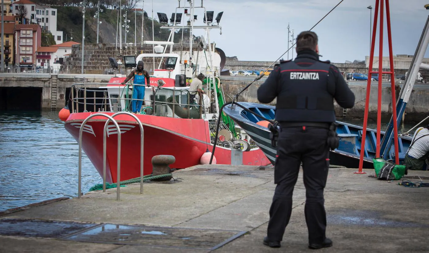 Fotos: La flota artesanal de Bermeo descarga 87 toneladas de verdel