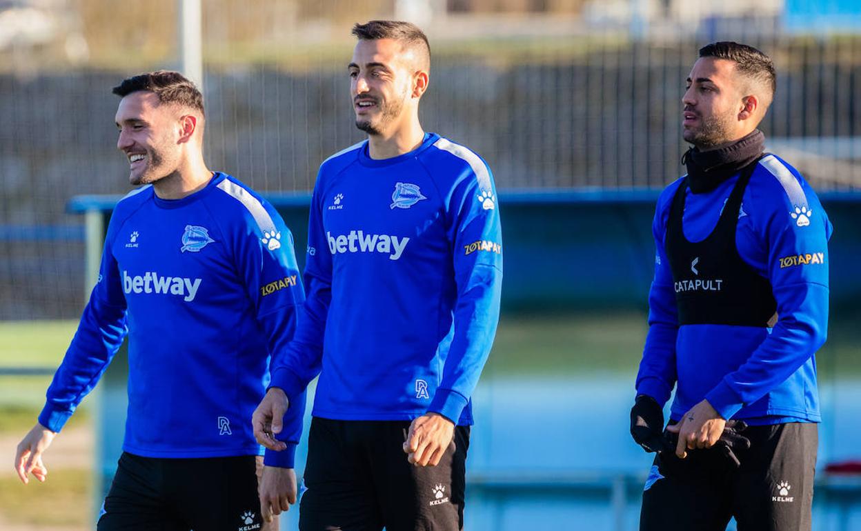 Lucas, Joselu y Camarasa, en un entrenamiento.