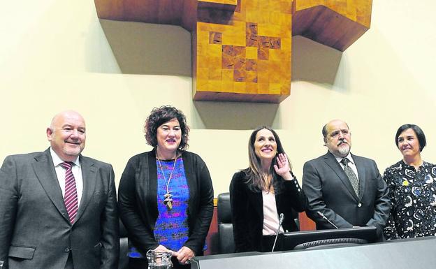 Iñigo Turrate, Eba Blanco, Bakartxo Tejeria, Txarli Prieto y Cristina Macazaga componen la mesa.