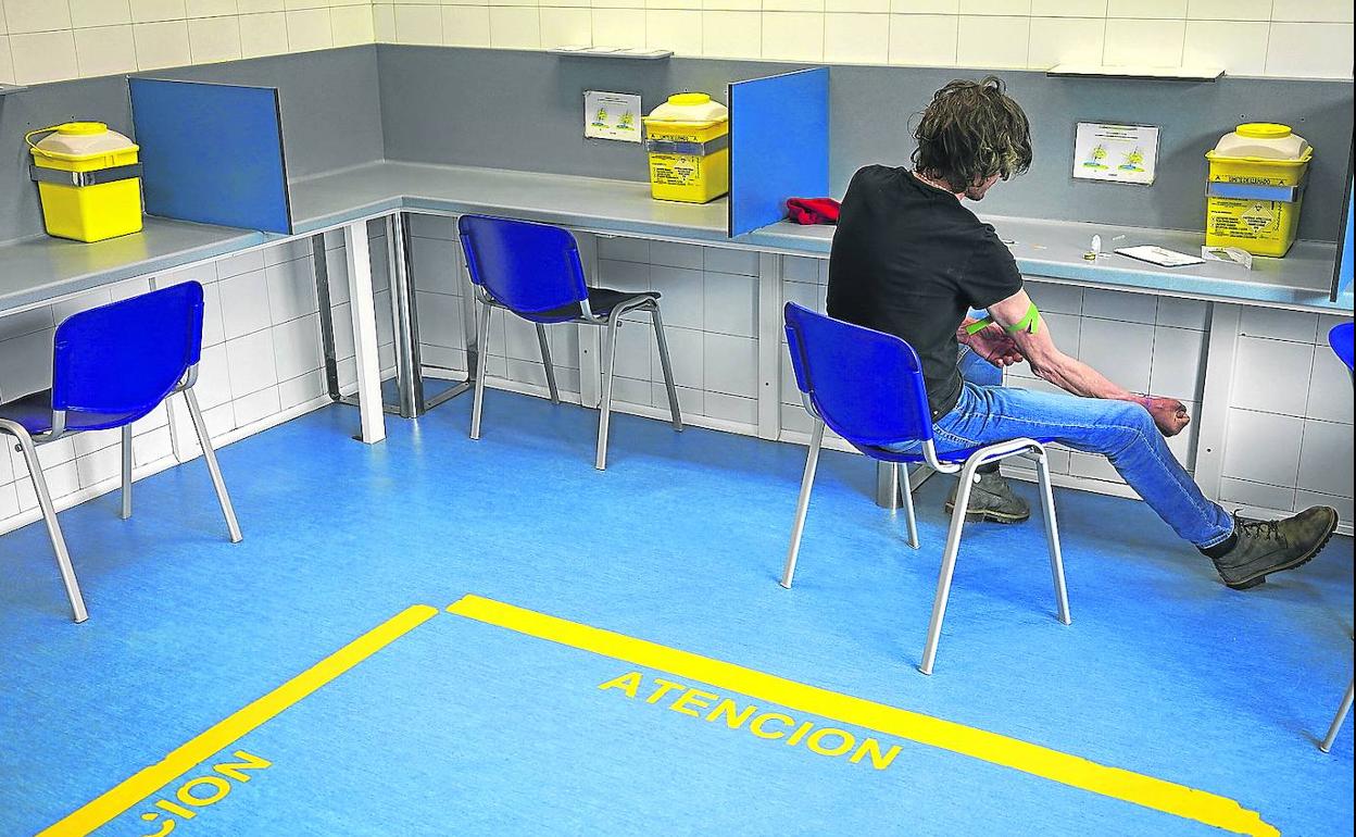 Un consumirdor de heroína se inyectaba en la tarde de ayer la droga en la sala que Fundación Gizakia tiene en la bilbaína calle Bailén.