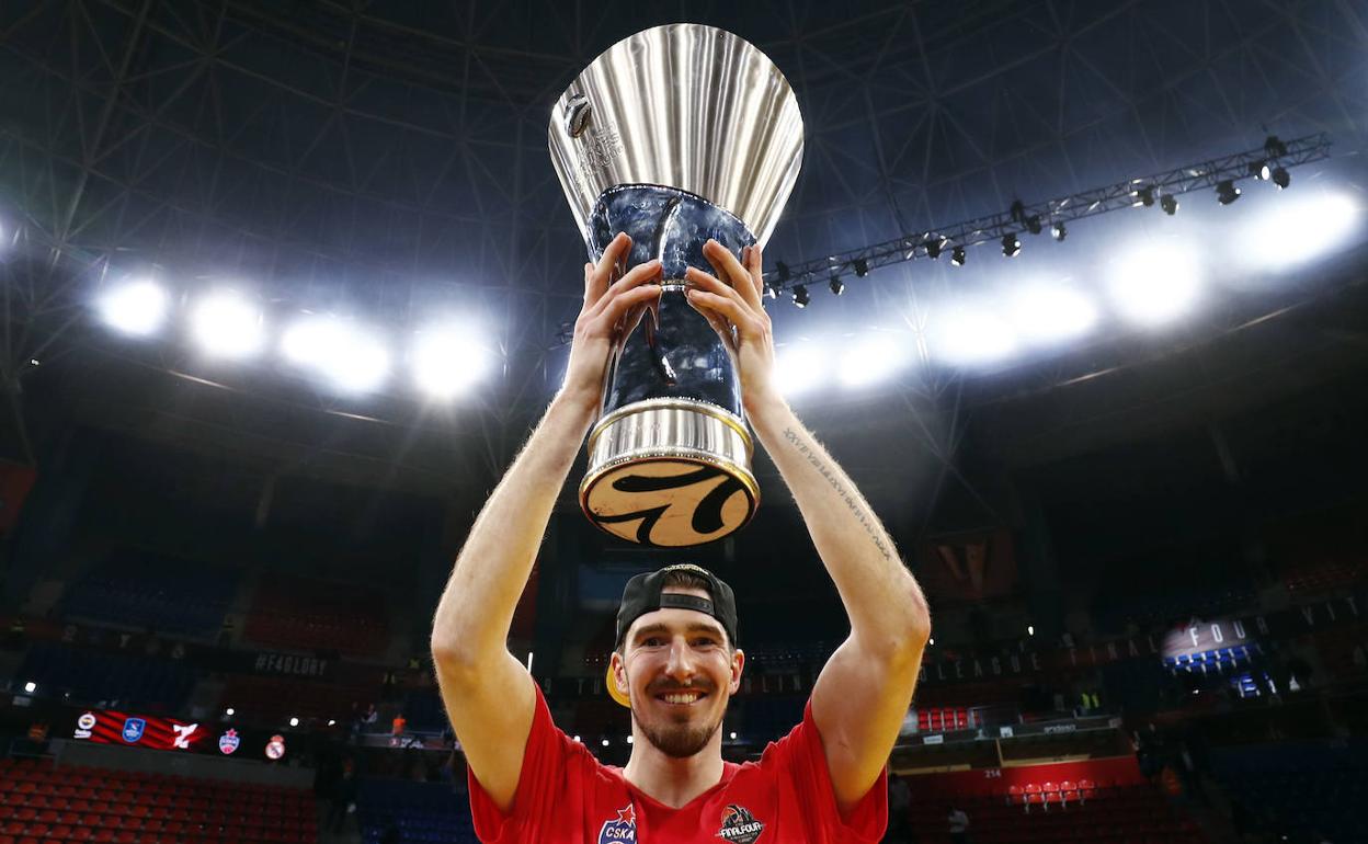 Nando De Colo muestra el trofeo de la Euroliga logrado con el CSKA en la pasada edición de la Final Four de Vitoria. 