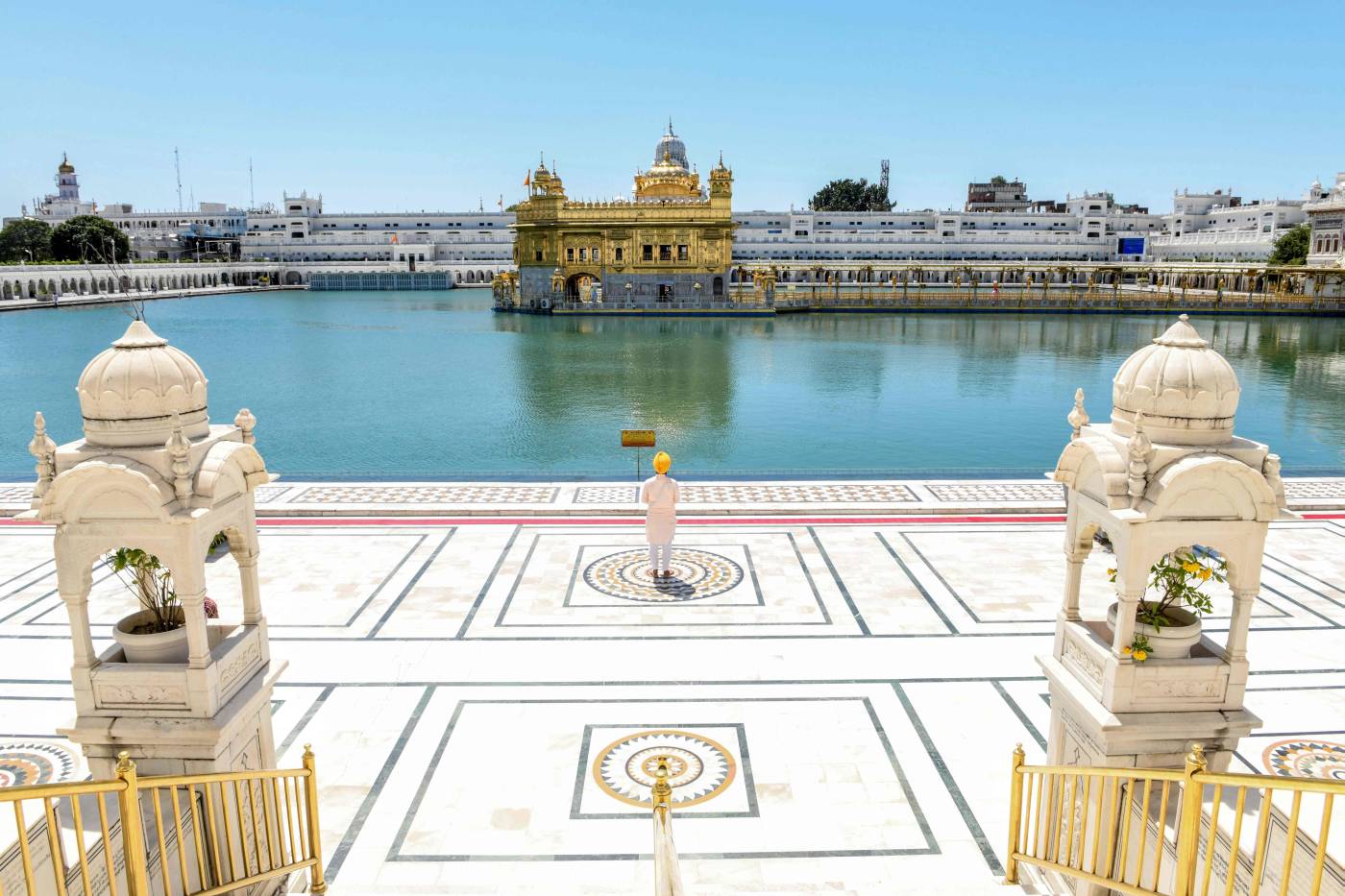 Un devoto sij en el Templo Dorado durante el bloqueo nacional impuesto por el gobierno como medida preventiva contra el coronavirus COVID-19, en Amritsar, India