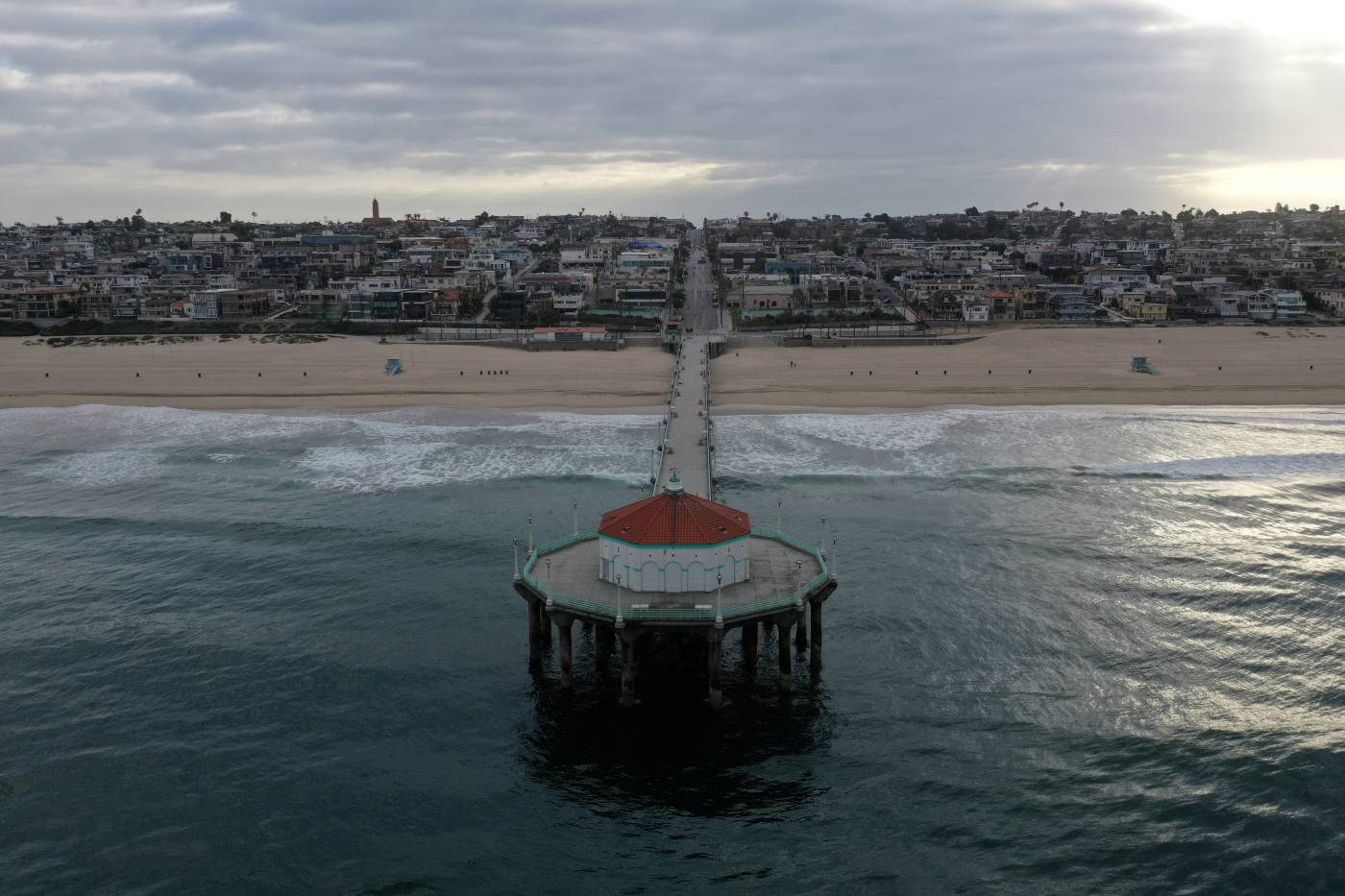 Las playas en el Océano Pacífico permanecen vacías después de que Los Ángeles emitió una orden de permanencia en el hogar y cerró playas y parques estatales, mientras continúa la propagación de la enfermedad por coronavirus (COVID-19), en Manhattan Beach, California, EE. UU.