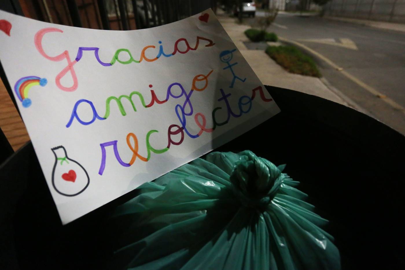 Basura con una nota de agradecimiento a las personas recolectoras de basura, en medio de la cuarentena progresiva, en Santiago (Chile). Los basureros y barrenderos chilenos, cuya función es esencial para preservar la salubridad en Santiago, se exponen cada día a ser contagiados por el nuevo coronavirus, un riesgo que aumenta por la falta de elementos de protección con la que trabajan. 