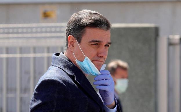 Pedro Sánchez, provisto por primera vez de una mascarilla, visitó ayer las instalaciones de una empresa de Móstoles que ha empezado a fabricar respiradores.