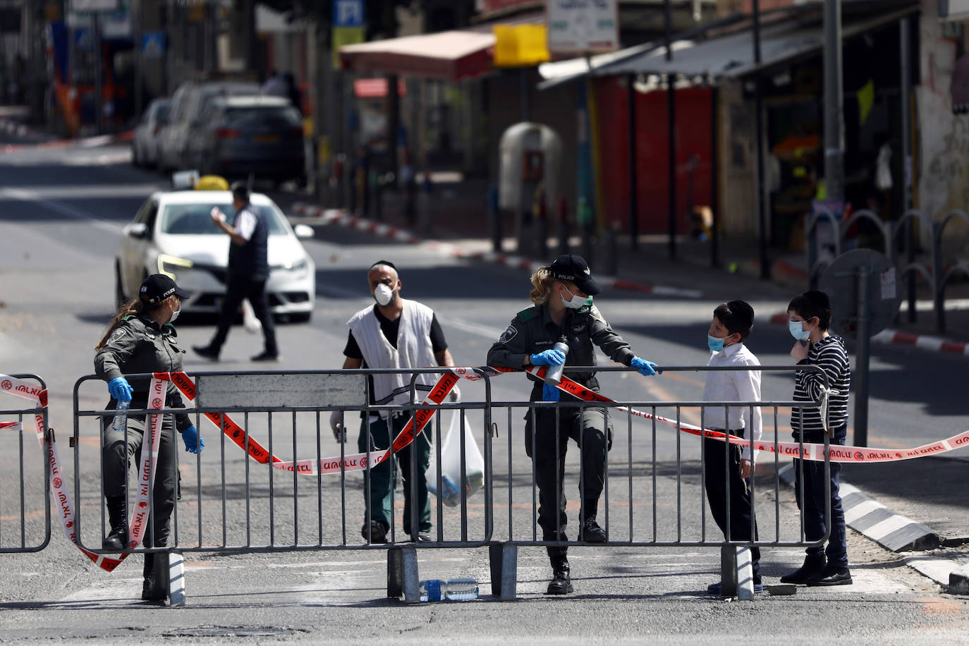 Policías israelíes bloquean el acceso a Bnei Brek.