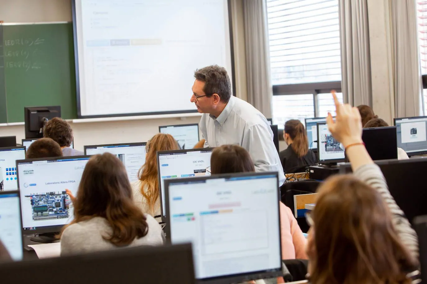 Estudiantes trabajan con los ordenadores en un aula.