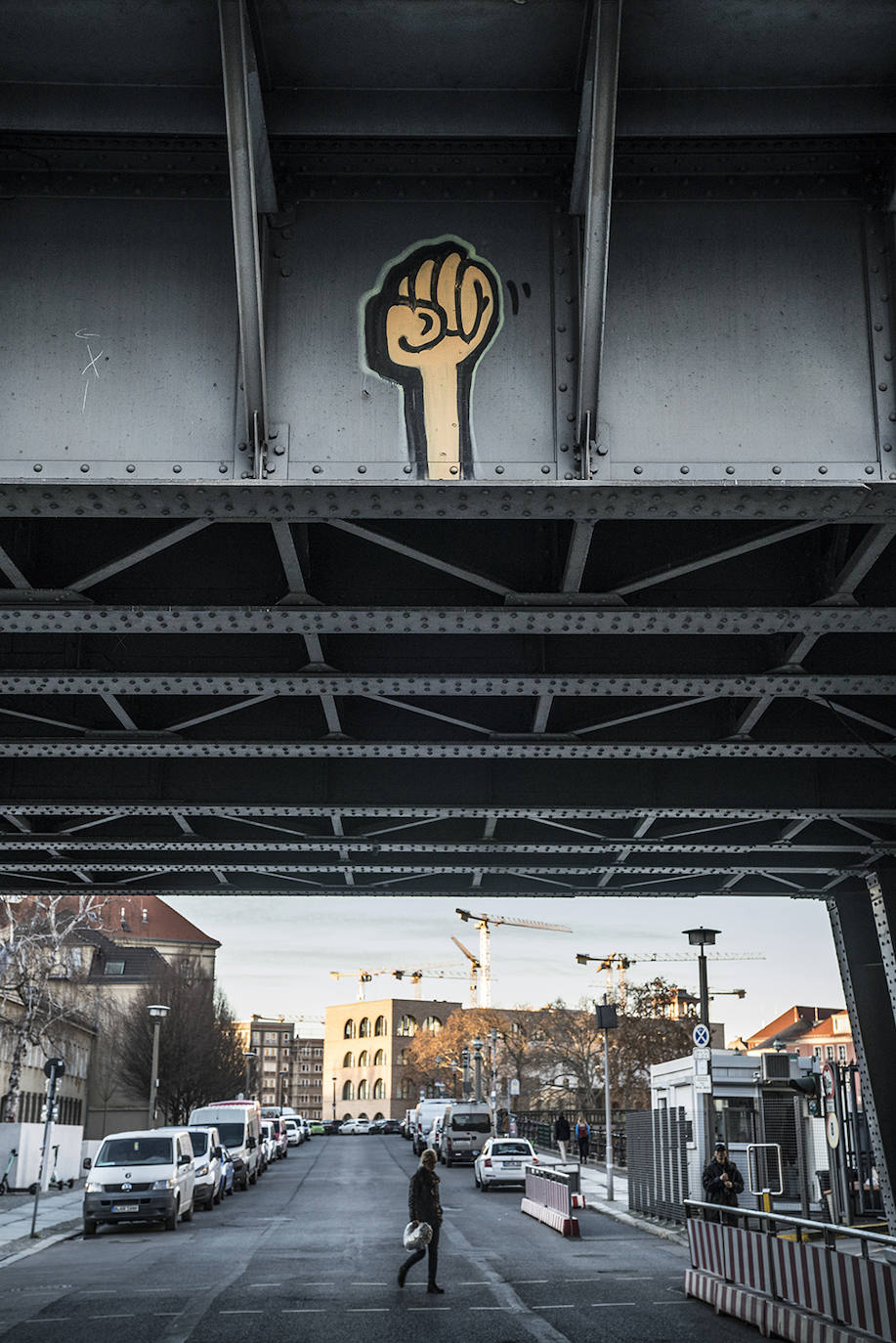 La vanguardia siempre ha sido una seña de identidad de Berlín, auténtico paraíso para los grafiteros. En la imagen, paso elevado del tren en las inmediaciones del Museo de Pérgamo.