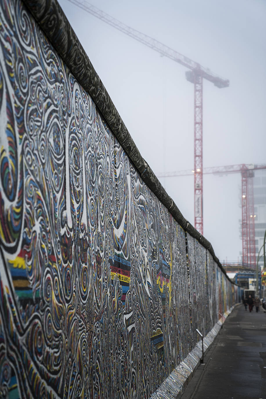 El Muro de Berlín, también conocido como de la Vergüenza, se construyó en agosto de 1961 en hormigón armado y fue un símbolo de opresión hasta su derribo en 1989. Abarca un perímetro de 155 kilómetros y tiene una altura de 3,5 metros.